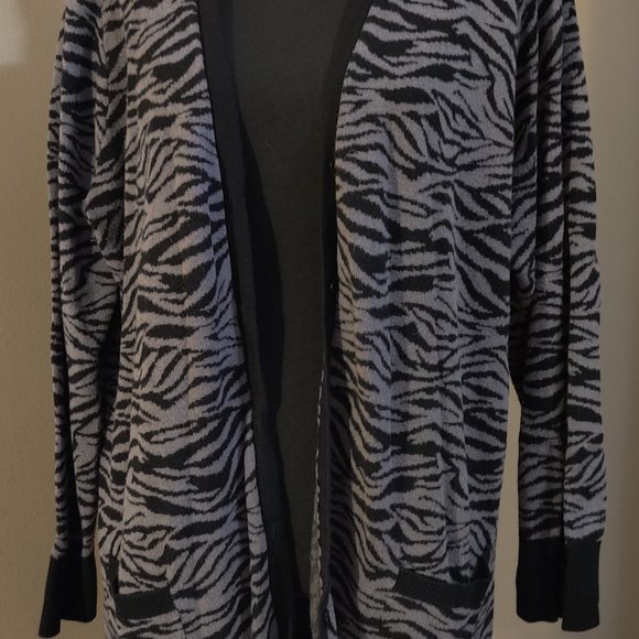 Torrid Dark Grey Zebra Jacquard Boyfriend Cardigan 3X - Picture 4 of 4